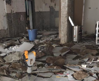 敲墙拆除清运垃圾